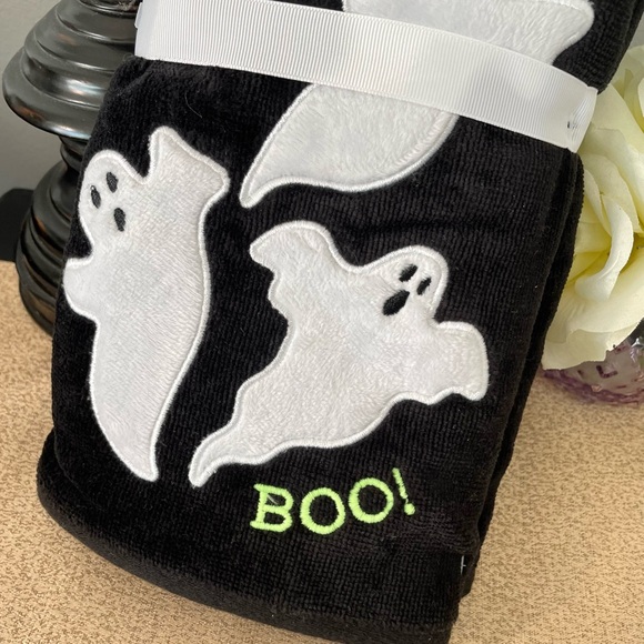 NWT Set of 2 Glow In The Dark Ghost 👻 Hand Towels - Picture 6 of 8